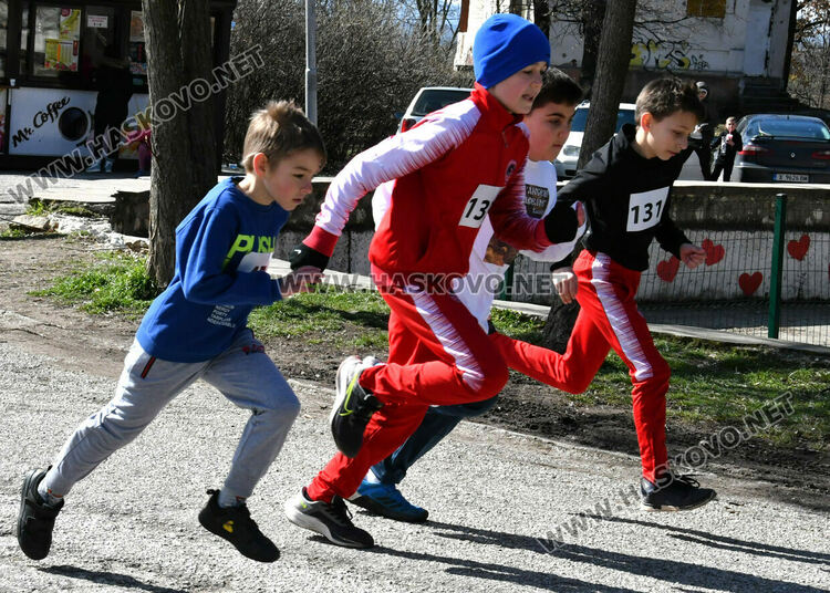 52 момичета и момчета бягаха в традиционния крос „Клокотница“