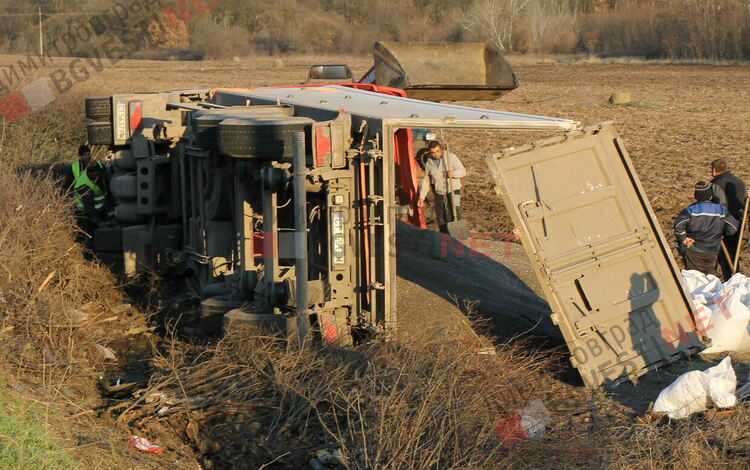 Камион се обърна край Димитровград, разпиля над 20 тона "черно злато"