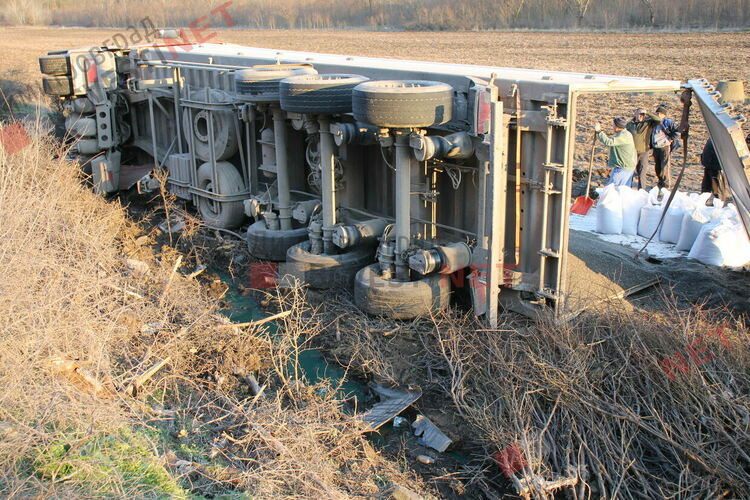 Камион се обърна край Димитровград, разпиля над 20 тона "черно злато"
