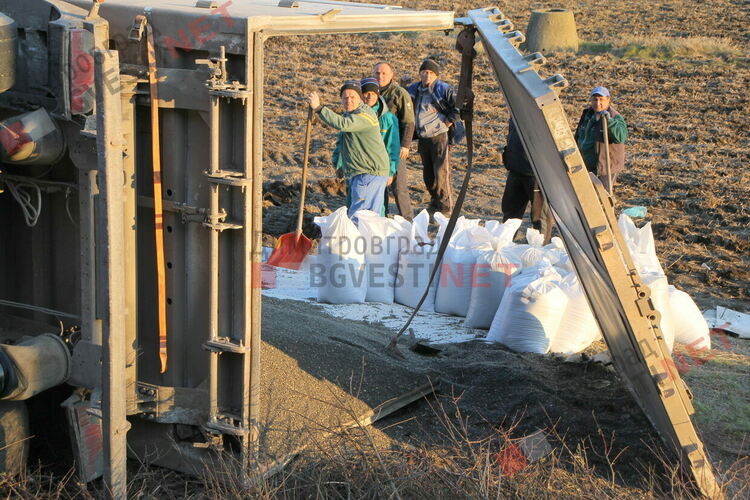 Камион се обърна край Димитровград, разпиля над 20 тона "черно злато"