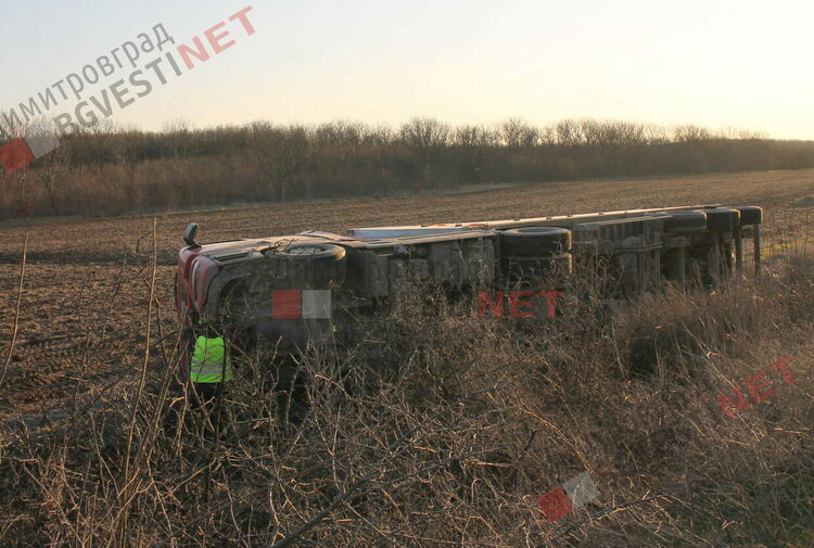 Камион се обърна край Димитровград, разпиля над 20 тона "черно злато"