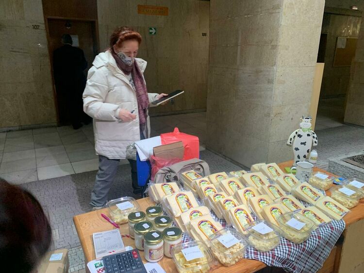 От домашно сирене до дърворезби предлагат на земеделско-занаятчиския базар в Смолян /галерия/