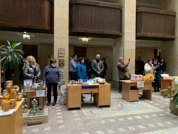 От домашно сирене до дърворезби предлагат на земеделско-занаятчиския базар в Смолян /галерия/