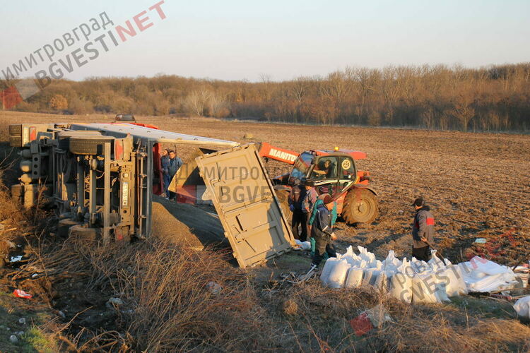 Камион се обърна край Димитровград, разпиля над 20 тона "черно злато"