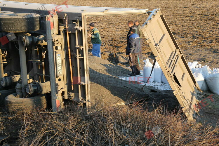 Камион се обърна край Димитровград, разпиля над 20 тона "черно злато"