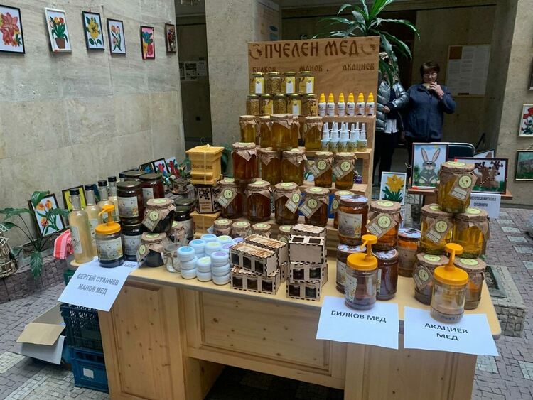 От домашно сирене до дърворезби предлагат на земеделско-занаятчиския базар в Смолян /галерия/