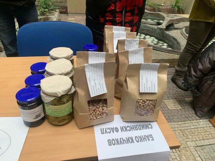 От домашно сирене до дърворезби предлагат на земеделско-занаятчиския базар в Смолян /галерия/