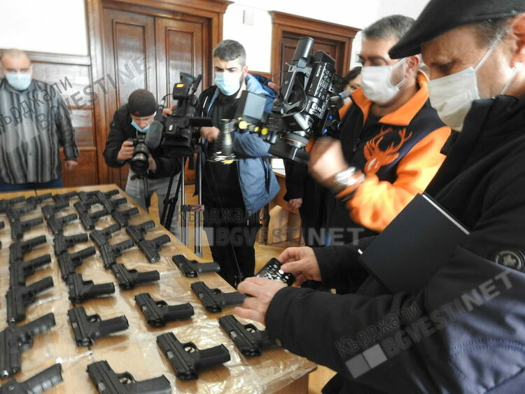 Безпрецедентна акция в Кърджали,заловиха 49 бойни пистолета,готови за продажба в Западна Европа