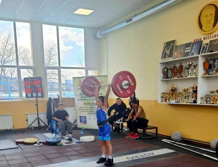 Три златни и един сребърен медал спечелиха щангистките на Момчилград