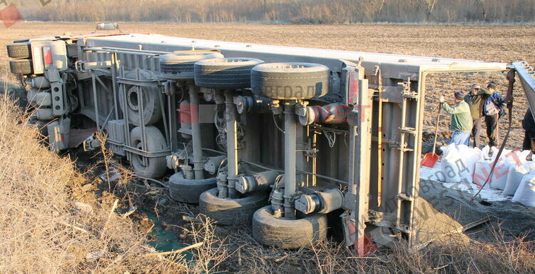 Камион се обърна край Димитровград, разпиля над 20 тона "черно злато"