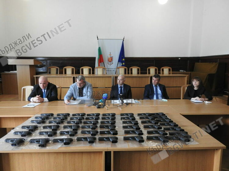 Безпрецедентна акция в Кърджали,заловиха 49 бойни пистолета,готови за продажба в Западна Европа