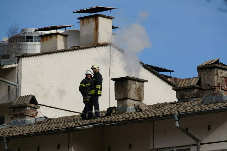 Общо 12 пожара в комини гасиха огнеборците през уикенда, има и нанесени материални щети