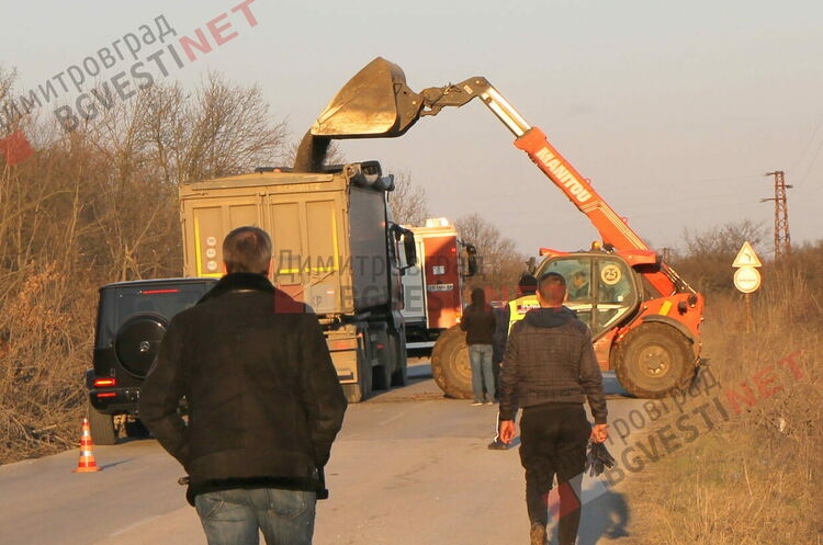 Камион се обърна край Димитровград, разпиля над 20 тона "черно злато"