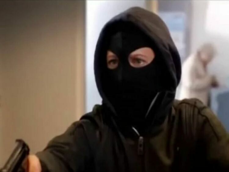 Полицията на крак за въоръжен обирджия на бензиностанция