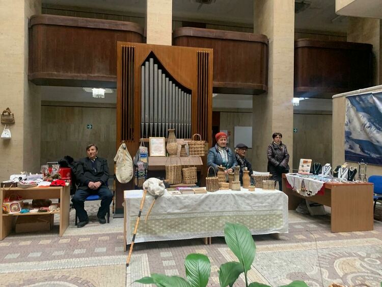 От домашно сирене до дърворезби предлагат на земеделско-занаятчиския базар в Смолян /галерия/