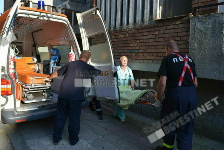 Огнеборци евакуираха жена,заради пожар в жилищен блок в Кърджали