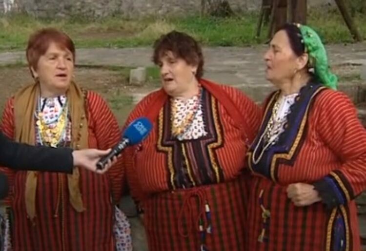 Снимка: Десант. Румяна Кехайова е в средата на снимката.