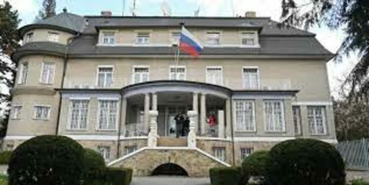 Словакия гони трима руски дипломати за шпионаж