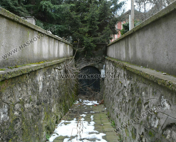 Държавата няма механизъм да застави собствениците на сгради с укрития да ги стопанисват