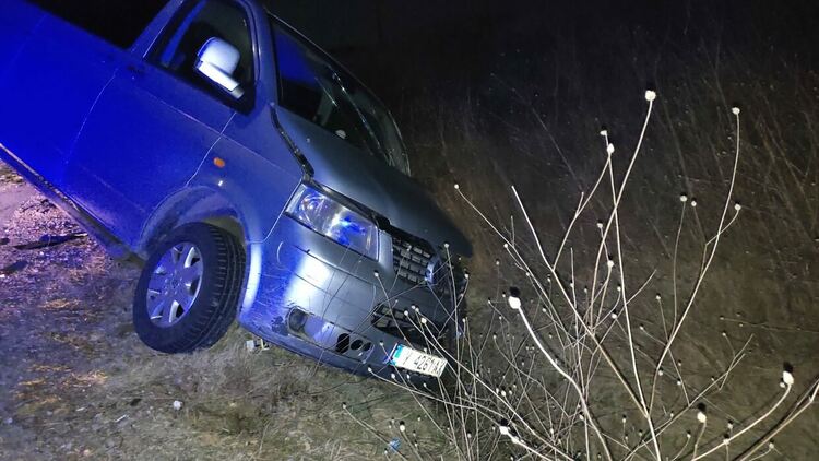 Водач пострада при челен удар между БМВ и бус