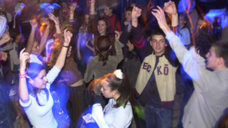 В Смолян полицията на "лов" за тинейджъри по заведенията, открили 14 непълнолетни след вечерния час