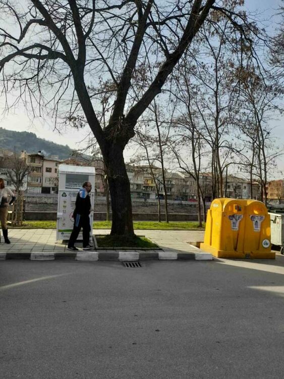 Поставиха контейнери за дрехи в Асеновград 