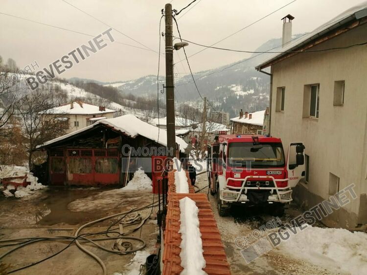 Къща гори на Каптажа! Кварталът потъна в дим