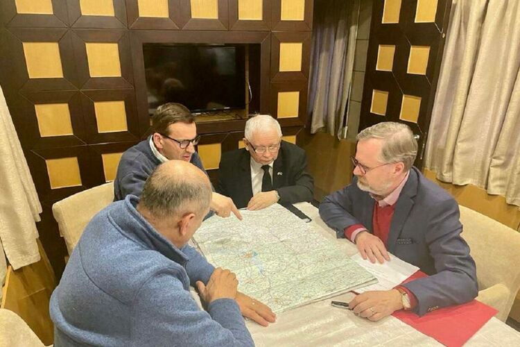 Премиерите на Полша, Чехия и Словения са в Киев. Мироопазваща мисия предлага Качински