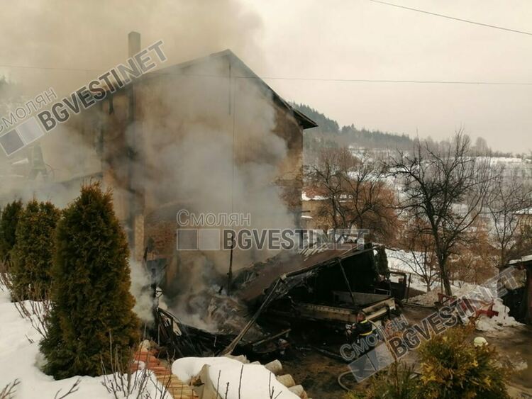 Къща гори на Каптажа! Кварталът потъна в дим