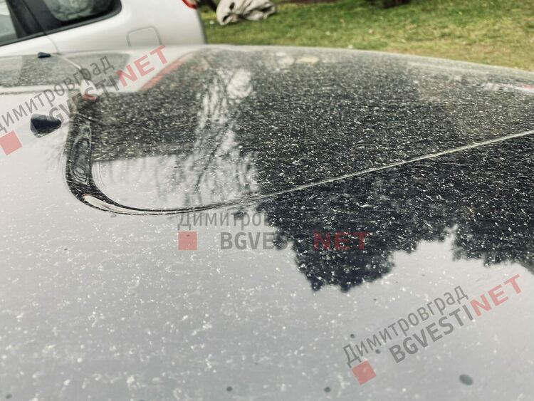 Защо днес небето е жълтеникаво, а колите кални