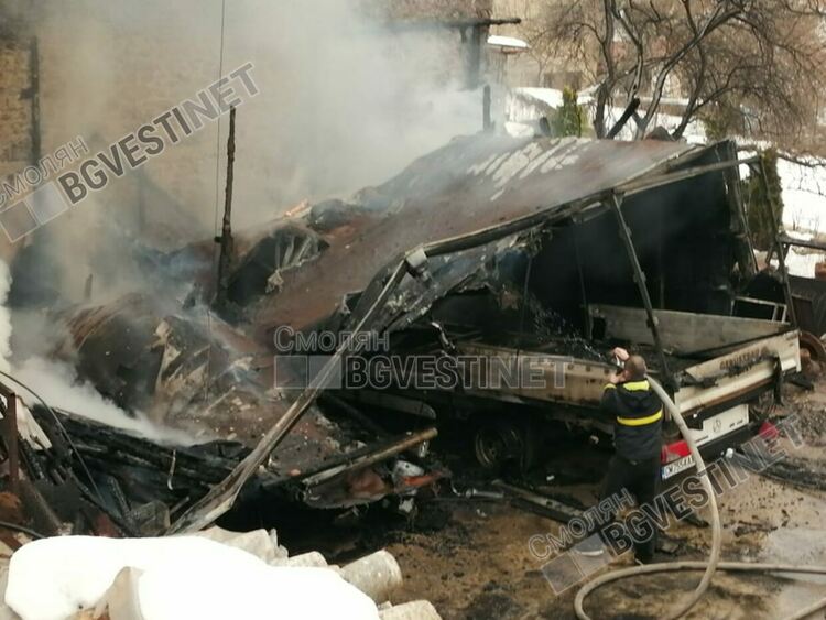 Къща гори на Каптажа! Кварталът потъна в дим