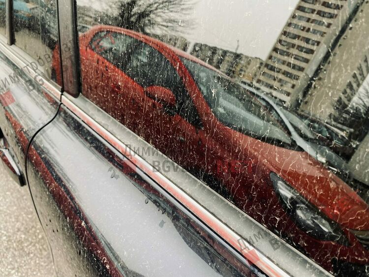 Защо днес небето е жълтеникаво, а колите кални