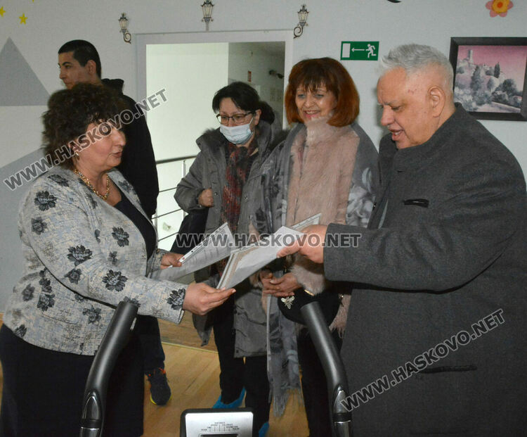 Спортен уред и кът за почивка от дарители в Центъра за настаняване на деца и младежи