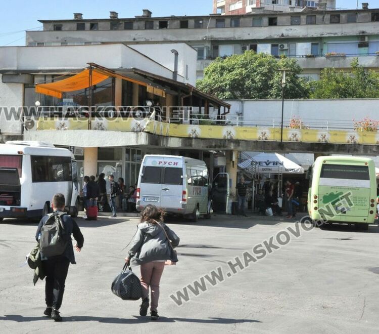 Агресия между непълнолетни посред бял ден на автогарата в Хасково