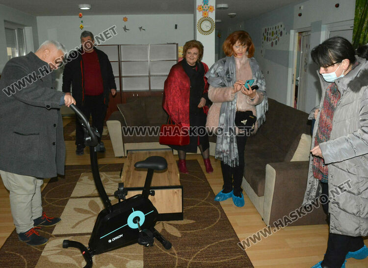 Спортен уред и кът за почивка от дарители в Центъра за настаняване на деца и младежи