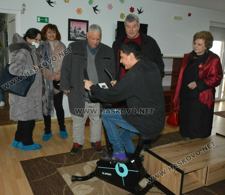 Спортен уред и кът за почивка от дарители в Центъра за настаняване на деца и младежи