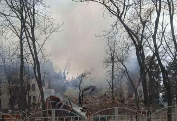 Руска бомба разруши театъра в Мариупол със стотици скрити в него