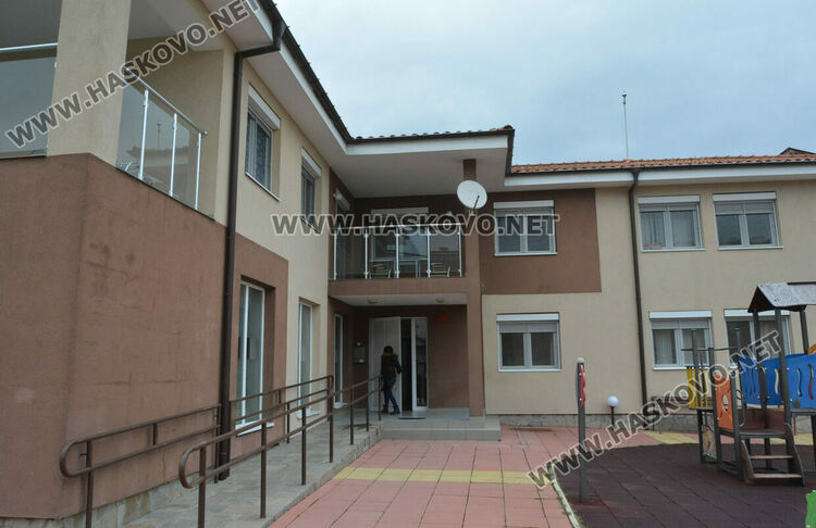 Спортен уред и кът за почивка от дарители в Центъра за настаняване на деца и младежи