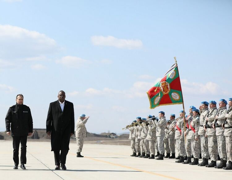 Министрите Заков и Остин се срещнаха с български и американски военнослужещи на полигона "Ново село"