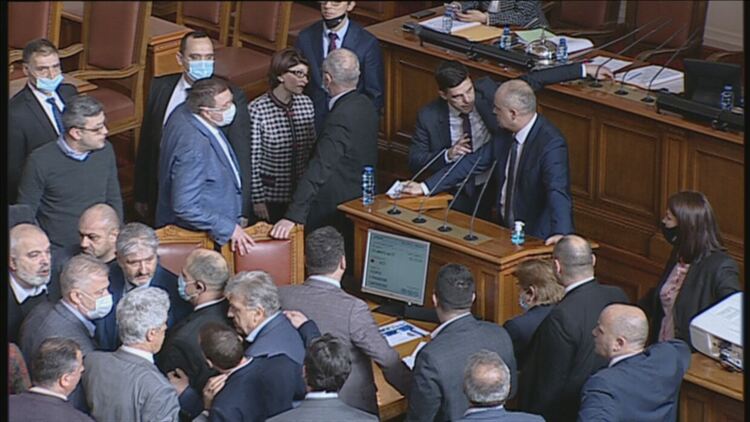 Декларации и безредици в парламента