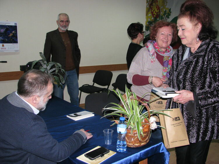 Александър Секулов представи новия си роман "Жена на вятъра" в Хасково