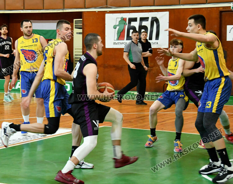 Баскетболни сблъсъци от турнира за Купата на ББЛ в Хасково