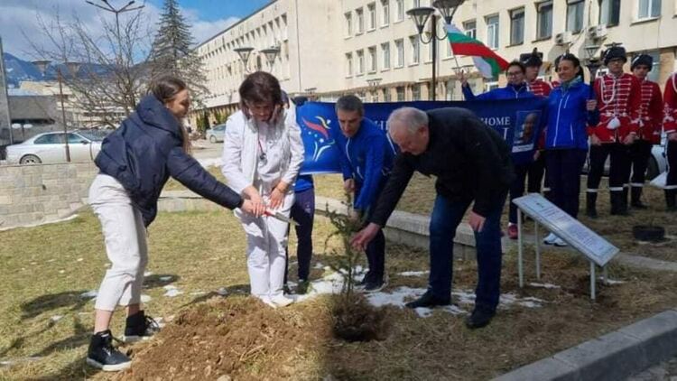 Отбор от международната щафета "Пробег на мира" посети смолянската болница със специална мисия