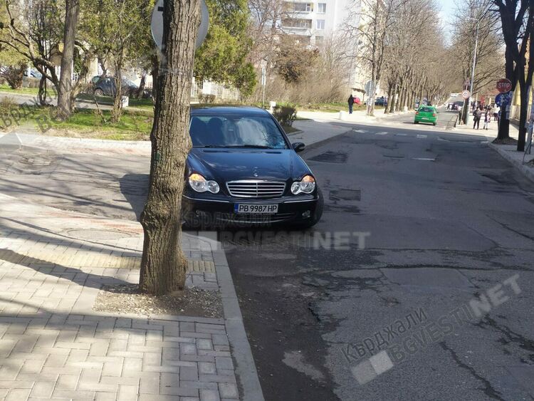 Пловдивчанин ни показа как се паркира в Синя зона-закотвяш се на самото кръстовище и пускаш аварийките