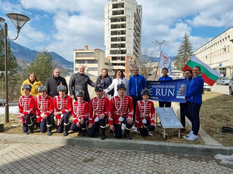 Отбор от международната щафета "Пробег на мира" посети смолянската болница със специална мисия