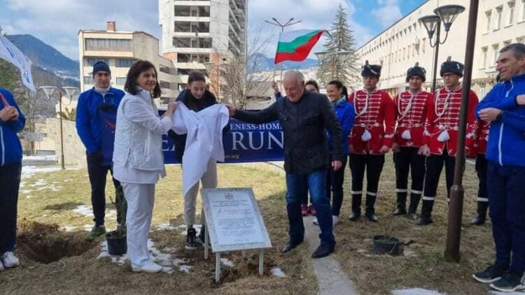 Отбор от международната щафета "Пробег на мира" посети смолянската болница със специална мисия