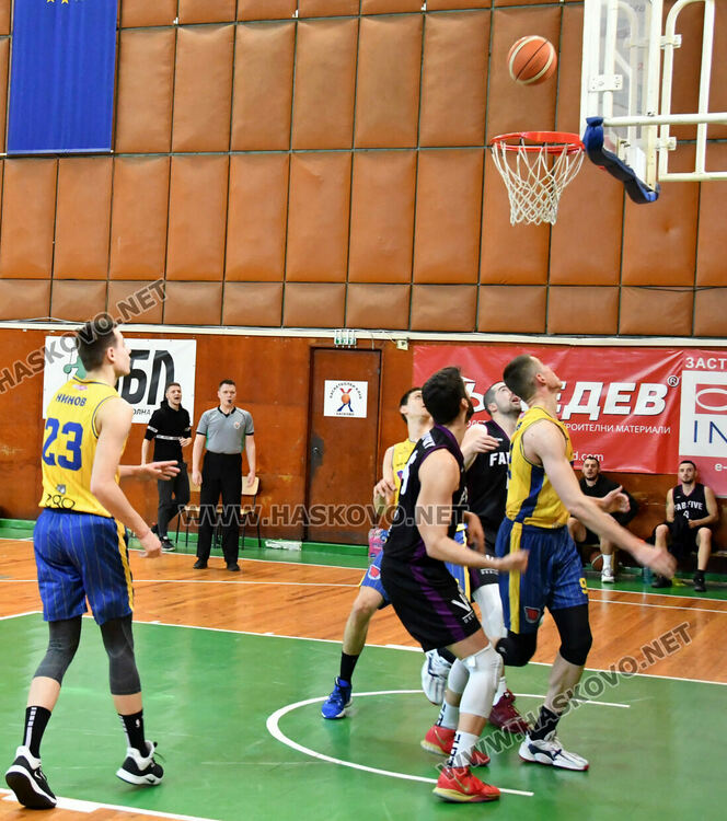 Баскетболни сблъсъци от турнира за Купата на ББЛ в Хасково