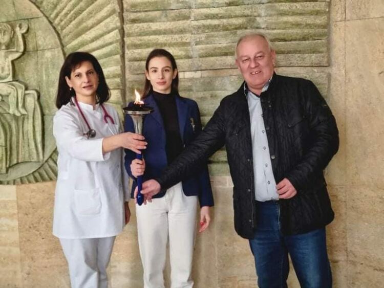 Отбор от международната щафета "Пробег на мира" посети смолянската болница със специална мисия