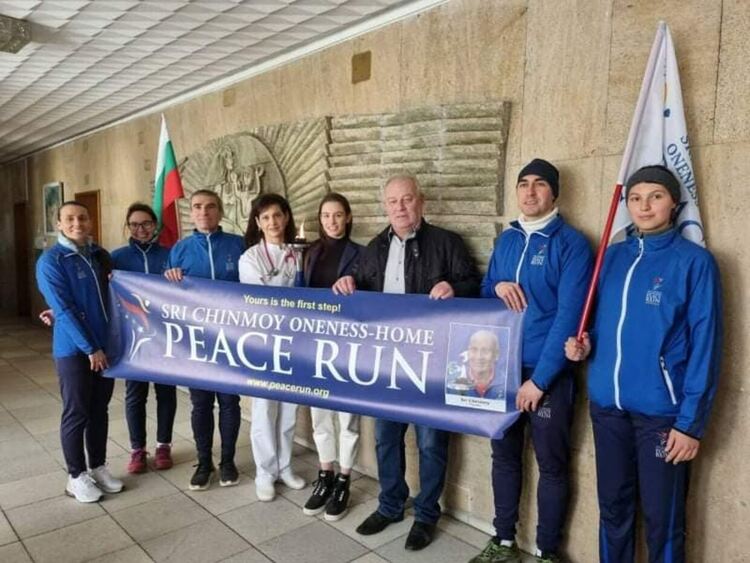 Отбор от международната щафета "Пробег на мира" посети смолянската болница със специална мисия