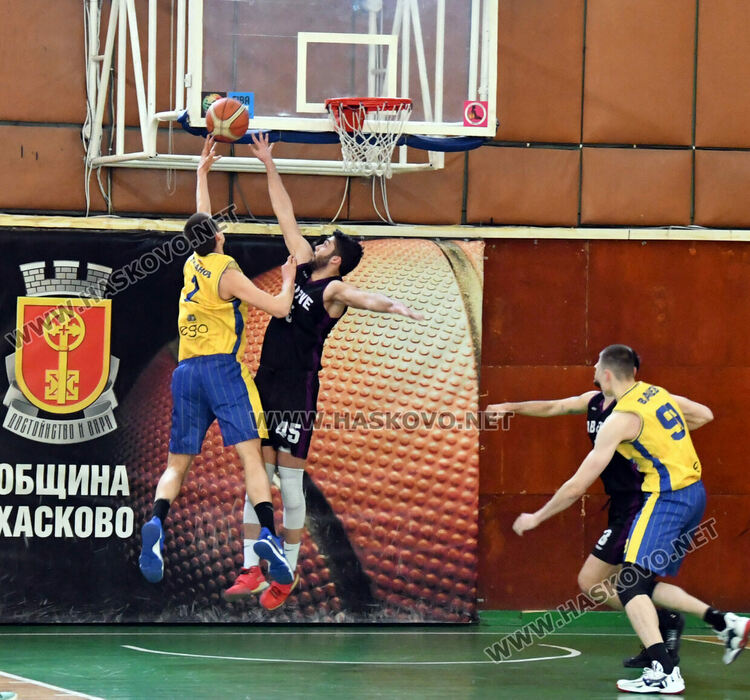 Баскетболни сблъсъци от турнира за Купата на ББЛ в Хасково